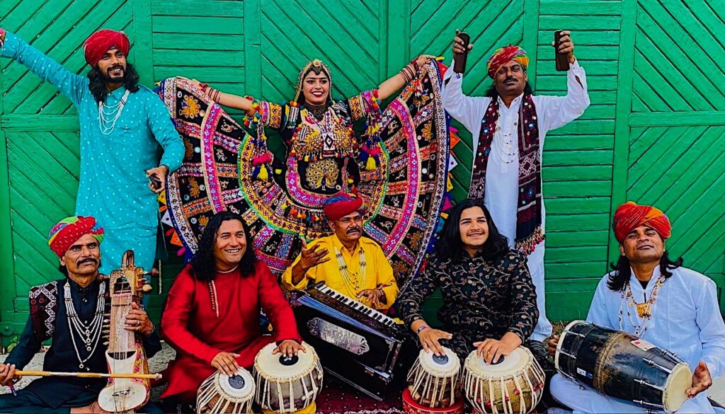 Dhoad – Les Gitans du Rajasthan en pleine performance musicale avec danseuse et musiciens traditionnels.