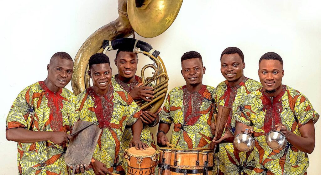 Des musiciens d’Harmony’s Brass Band avec leurs cuivres.